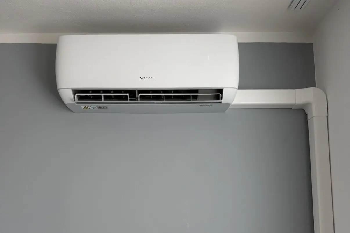 Klimatizácia Naitec s lištou na sivej stene